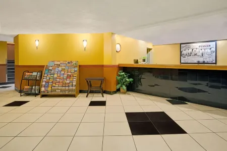 Super 8 by Wyndham Denver Stapleton Отели рядом с достопримечательностью «Денверский зоопарк»