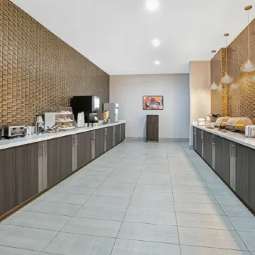 La Quinta Inn & Suites by Wyndham DFW West-Glade-Parks