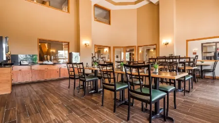 Best Western Locust Grove Inn  Suites Отели в г. Чуто