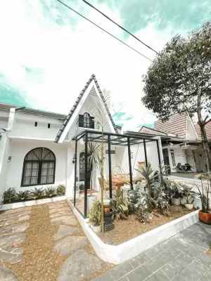 The Alethea Aesthetic Sentul 2 Br by Sakala Home Hotels in Sumur Batu