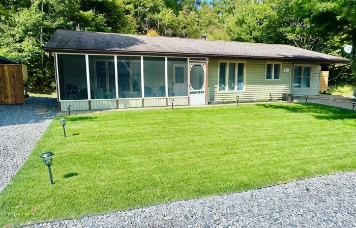 Completely Renovated Home in Parry Sound,with Full Kitchen, Laundry & Gazebo!