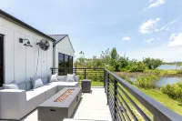 A Luxury Bayfront Retreat with a Resort-Style Pool & Private Dock - Wifi