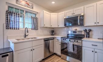 Adventure on Historic Route 66! Brand new renovation!