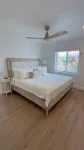 Generator, Golf cart avail., 2 BR beach villa in Treasure, WiFi, washer & dryer