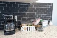 Modern Casita with Hot Tub Six Minutes from Main Street - 4つ星