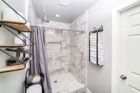 Melrose Exec Studio Queen + Bunk - Pet-Friendly