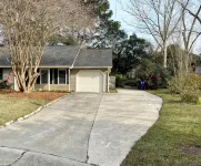 Charming 3-bedroom house in South Mount Pleasant minutes away from the beach!
