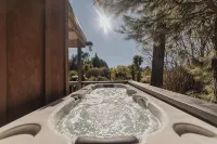 Eclipse Haven | 2BR + Hot Tub + Parking | Sleeps 5 - Hot Springs