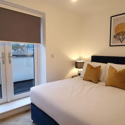 Hybrid Resi - Mitcham Close to Tooting and Wimbledon Hotels near Norbury