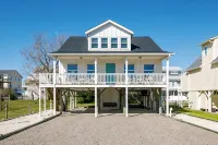 50 Yards to the Beach, Sleeps 8 & Ready for You to Make New Memories!