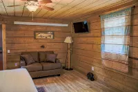 Charming riverfront 2-bedroom cabin in enchanting Dubois with WiFi - Chalets