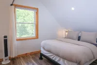 Hinesburg hideaway with hot tub! - Apartments