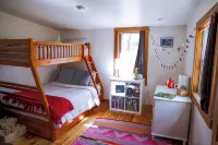 Cozy woodsy family-friendly cabin retreat