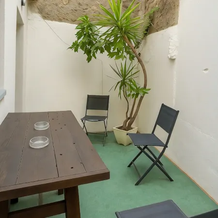 Cosy 5-bedroom townhouse. Close to all shops and hypercentre!
