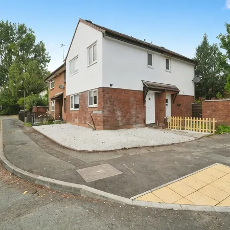 Cosy 2-Bed House | Bury | Free Parking | Near Manchester