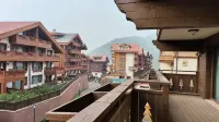 Haituo Valley Guzhurenjia Light Luxury Homestay Hotel - Mountain view