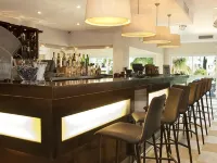 芬吉蘿拉 Costa Del Sol 溫德姆華美達酒店及套房 - 酒吧