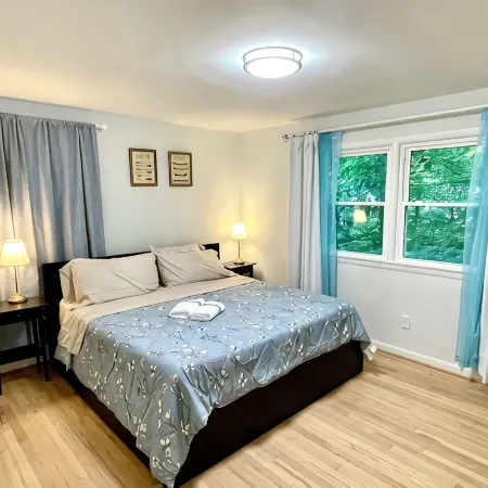 Oak House: Luxury Home in Silver Spring, Takoma Park; Close to DC, 4-Car Parking