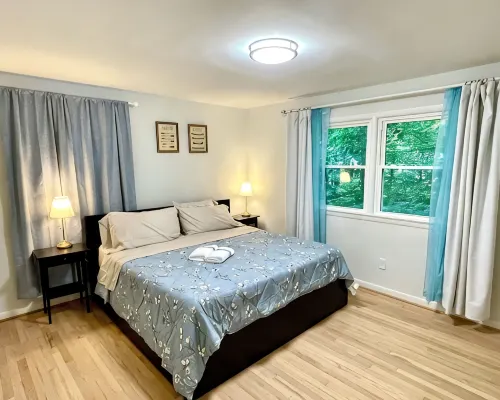 Oak House: Luxury Home in Silver Spring, Takoma Park; Close to DC, 4-Car Parking Hotels in Silver Spring