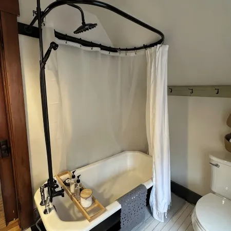 Charming 2-bedroom house in welcoming Saint Johnsbury with WiFi, AC