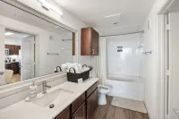 Chic 1-BR Haven w/King Bed, Sofa bed, Pool, Gym in Prime Frisco