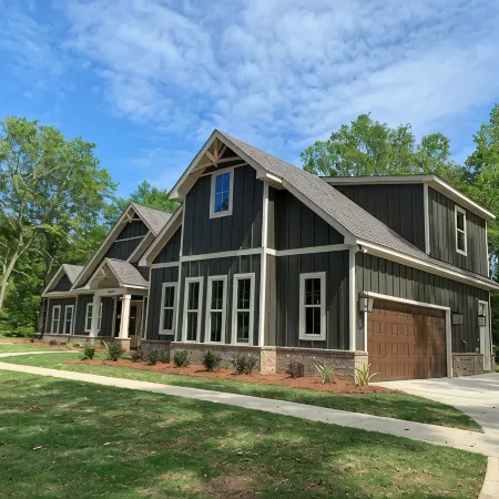 Private resort-style pool. Spacious new house 16 min to Jordan-Hare stadium.
