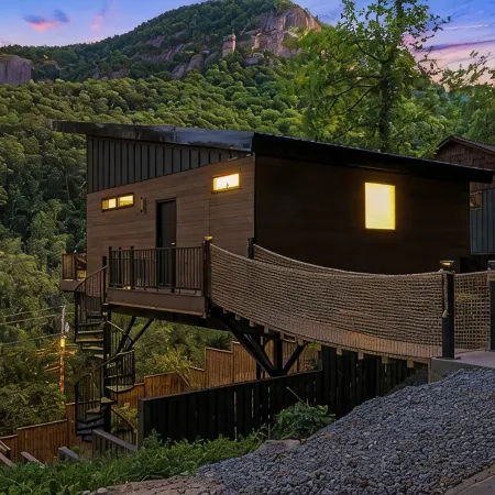 StayInOurSpace- Romantic getaway with views, walk to downtown, Hot tub, fire pit