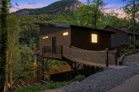 StayInOurSpace- Romantic getaway with views, walk to downtown, Hot tub, fire pit