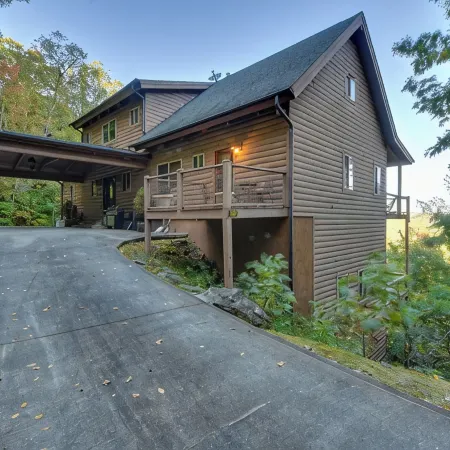 Charming 4-bedroom chateau with WiFi, fitness room in lovely Dillard.