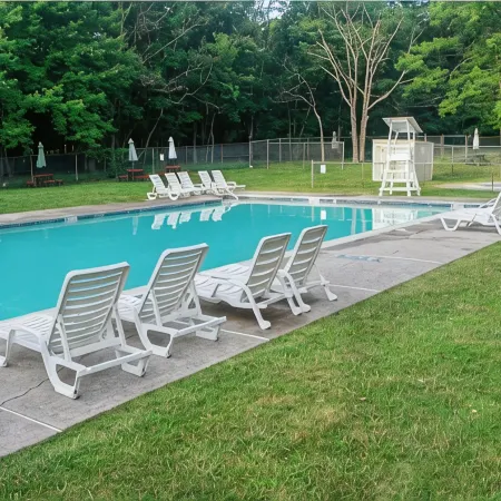 Cozy Lake Mountain Escape Cottage- Fire pit, Large Deck, Community Lakes & Pools
