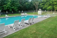Cozy Lake Mountain Escape Cottage- Fire pit, Large Deck, Community Lakes & Pools - 4-Sterne
