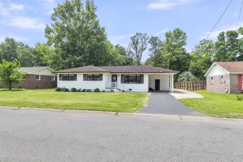 Spacious 4-bedroom house with WiFi and Large Patio in charming Goose Creek