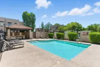 Charming 2-bedroom townhome near ASU in Tempe  with AC, garage, and a pool! - Bungalows