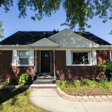 Walk to Lambeau! Spacious home with fenced in yard