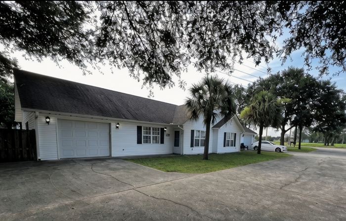 Sunnyside Villa-Free Beach Pass! 2 King Bedrooms, Garage, Near Marshwalk!