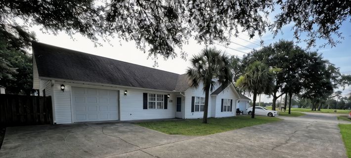 Sunnyside Villa-Free Beach Pass! 2 King Bedrooms, Garage, Near Marshwalk! Hotels in Georgetown County