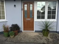LUXURY 1 BED  FLAT  WITH GARDEN  - 2 MINS WALK TO RIVER  -  DOG FRIENDLY