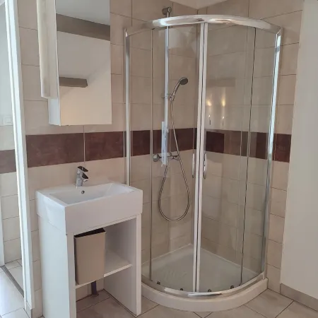 Studio with large 9m² terrace, exceptional view, 5 min from Fonséranes locks