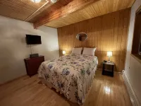 Custom 4000 sq foot three story Chalet in amazing Private Park. - 2 étoiles