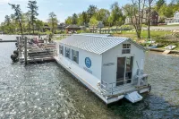 🌟 Unique Houseboat Experience on Lake Winnipesaukee - Harborside 🚤🌊 - 4 ดาว