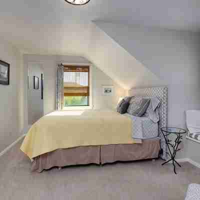 Chez ZigZag: 2 Bdrm. Full Kitchen, Water/Mtn - Killer View, Sauna. Awesome Patio Rooms