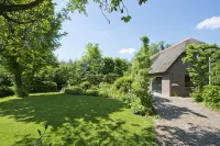 Giethoorn Lodge, luxury thatched cottage. Electric sloop for rent Hoteles en 