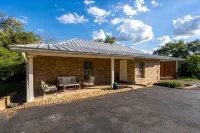 Vista Estate: Hill Country Home with Heatable Pool, Basketball Court & Views - Wifi