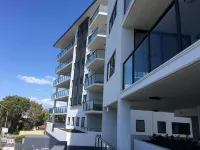 BEACH  Luxury Upmarket 2B 2B unit, OCEAN VIEWS!  250m to BUDDINA BEACH!