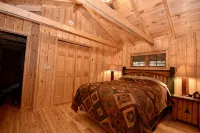 Rustic Lakefront Log Cabin Retreat w/Pontoon included Memorial to Labor Day - 샬레 호텔