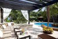 Beachfront Luxury Villa w/ Private Bartender, Chef and Full Staff -  Casas de vacaciones