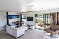 Fantail Cottage - 35mins to Raglan &15 mins to shopping centre.Farm outlook