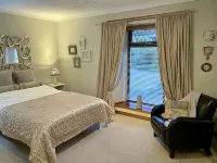 Luxury cottage, hot tub and wood burner, ideal for families celebrations. Hotels in 