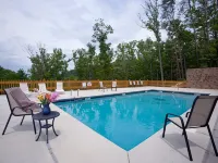 Romantic Honeymoon Cabin with Hot Tub + Outdoor Fireplace + Handicap Accessible - 로맨틱