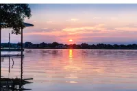 Mins to Granbury Medical Ctr-2 Blocks to Lake-Stunning Kitchen-Firepit - Pools
